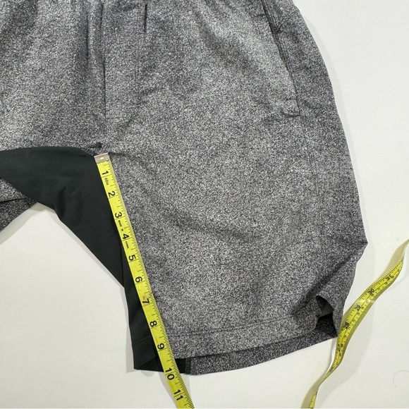 Lululemon T.H.E. Short Linerless 9" Black Grey Print - Picture 5 of 6